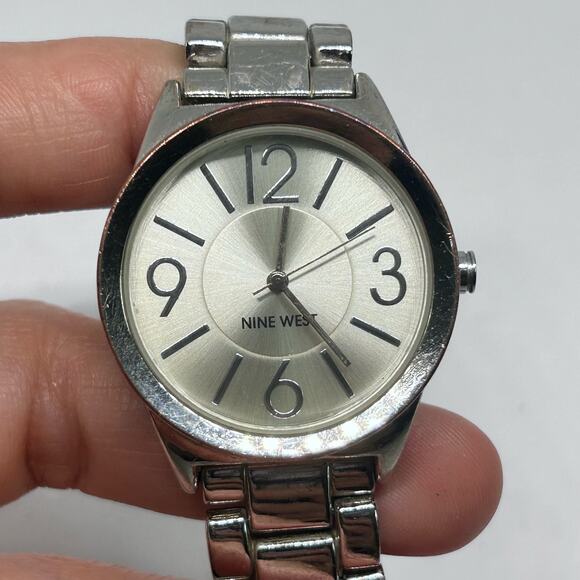 Nine West Silver Tone Minimalist Women’s Analog Watch Working New Battery - Picture 6 of 8